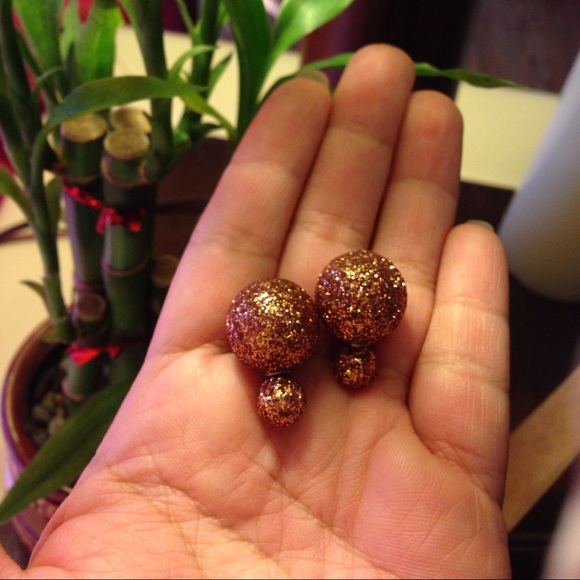 Double side glittery earrings in gold - Picture 4 of 6